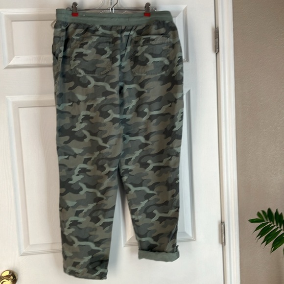 Maurices green camouflage pull on drawstring pants or capri, button tabs.Size 14 - Picture 8 of 8